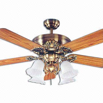 Ventilateur de plafond avec finition en laiton antique et cinq pales en chêne foncé/clair - Idéal pour les projets d'éclairage B2B