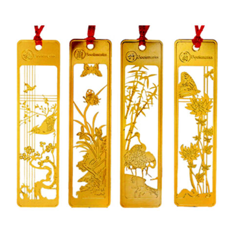 Marcapáginas de metal, diseño calado grabado, tono dorado, con cinta roja