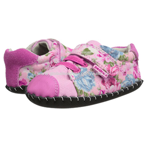 Vente en gros de chaussures pour bébé fille avec décoration en dentelle.