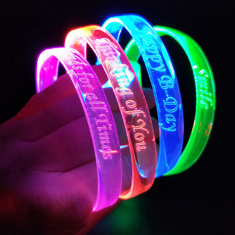 Bracelet lumineux LED pour concert, sport ou soirée entre amis. 7 couleurs  : blanc, bleu, rouge... - YouTube
