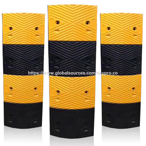 حواجز مواقف السيارات متينة مخططة باللون الأصفر لمواقف السيارات for sale at factory direct price
