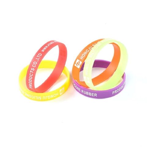 Bracelets en silicone imprimés en sérigraphie, en creux et en relief. Bracelets en silicone imprimés colorés.