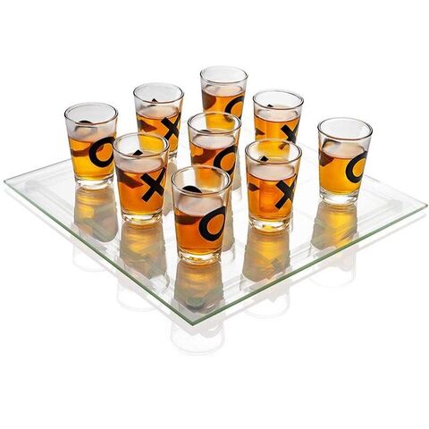 Tic-Tac-Toe Trinkspiel mit 9 Schnapsgläsern. Hergestellt aus hochwertigem Glas.