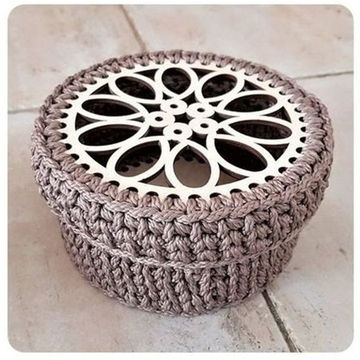 Wooden lid with carved motif »star« and bottom for crochet basket round