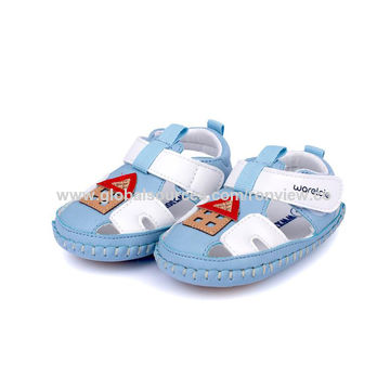 Sandales pour bébé, fabriquées avec une tige en PU, une doublure en tissu de coton et une semelle en PU et TPR, souples et confortables. Chaussures pour enfants de haute qualité en gros.
