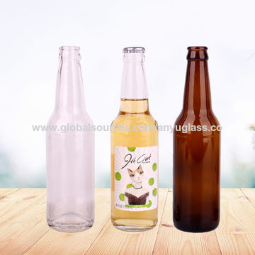 Botella De Cerveza De Vidrio Vacía Con La Tapa De Cerámica Con Cable,  Composición Aislada Sobre El Fondo Blanco Fotos, retratos, imágenes y  fotografía de archivo libres de derecho. Image 77573979