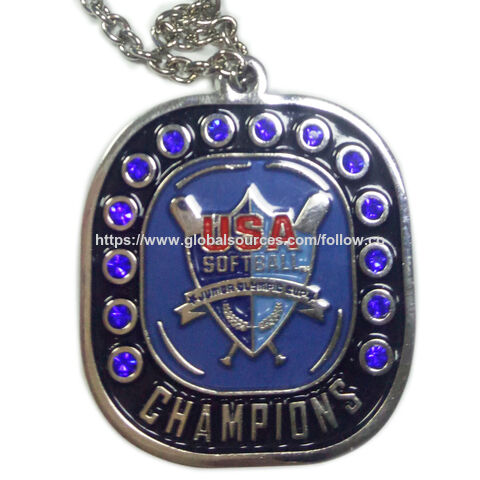Collar metálico para campeones con piedras azules, colgantes y dijes de níquel.