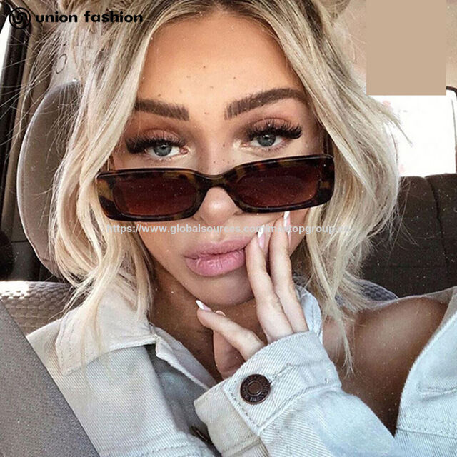 Retro-Sonnenbrille für Damen mit kleinem rechteckigen Rahmen, Metallscharnier und Vollrand aus Kunststoff.