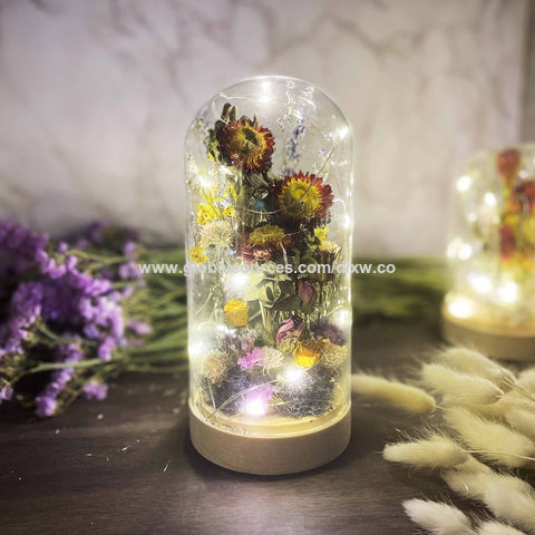 Decoración luminosa de cristal con flores secas