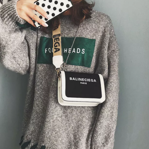 Sacs Louis tendance avec un design de niche, petits sacs carrés, sacs messagers à bandoulière large avec lettres pour l'été for sale at factory direct price