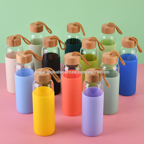 Botella de agua de vidrio de borosilicato con funda de silicona, a prueba de fugas, material ecológico y tapa de bambú para beber for sale at factory direct price