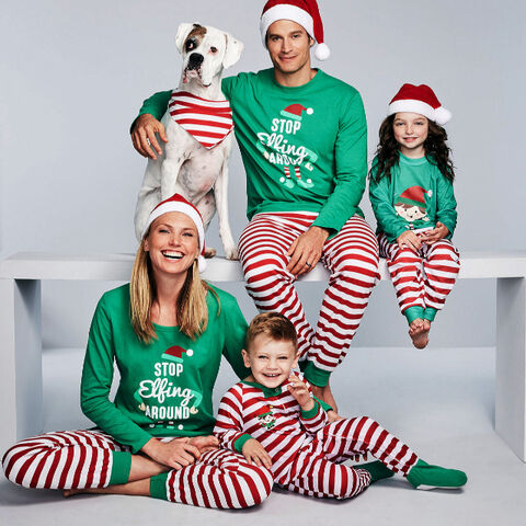 Weihnachtliche grüne Baumwoll-Familienpyjamas, Universalanzug für Eltern und Kinder, Schlafbekleidung im Großhandel for sale at factory direct price