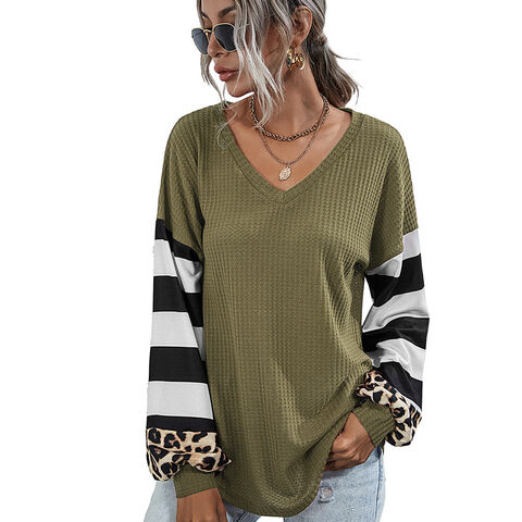 Trendige Damenbekleidung für Herbst und Winter - Gestreifter Pullover mit V-Ausschnitt und langen Ärmeln - T-Shirt für Damen im Großhandel for sale at factory direct price