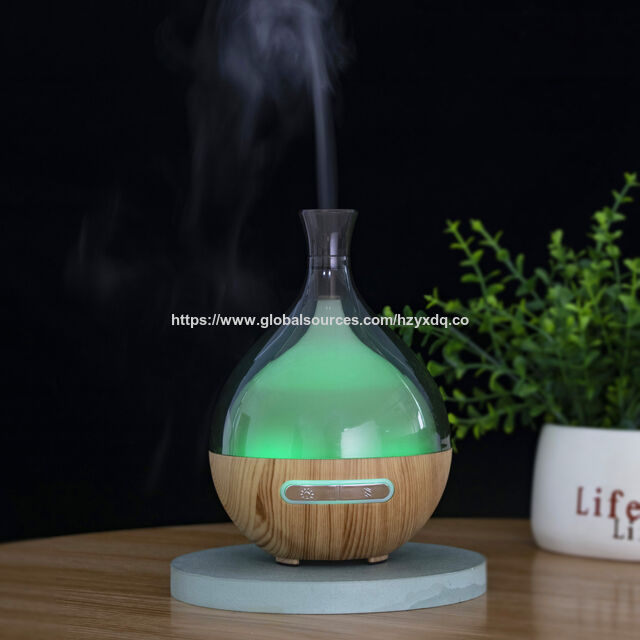 Luftbefeuchter mit Holzmaserung-Aromadiffusor und bunter Beleuchtung im neuen Design 2022 für den Weihnachtstag