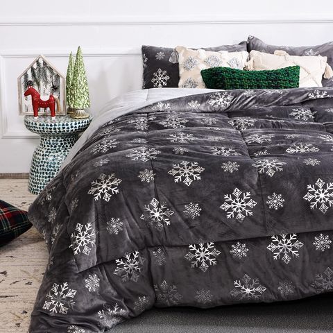 https://p.globalsources.com/IMAGES/PDT/B1194918816/Christmas-bedding.jpg