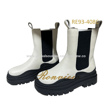 Winterliche Damenstiefel in Mid-Calf-Länge aus Kunstleder mit dicker Plateausohle aus Gummi.
