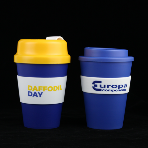 Taza de café reutilizable de plástico PP promocional con banda y tapa de silicona