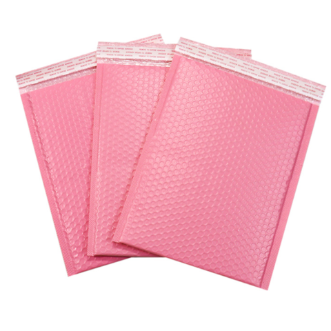 Bolsas de mailling con logotipo personalizado sobre acolchado rosa con burbujas de polietileno