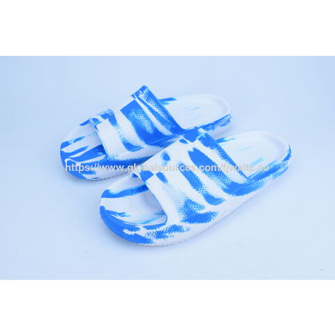 Venta al por mayor de zapatillas de hombre con degradado de color, suela suave para interiores, baño antideslizante, uso exterior, resistentes al desgaste for sale at factory direct price