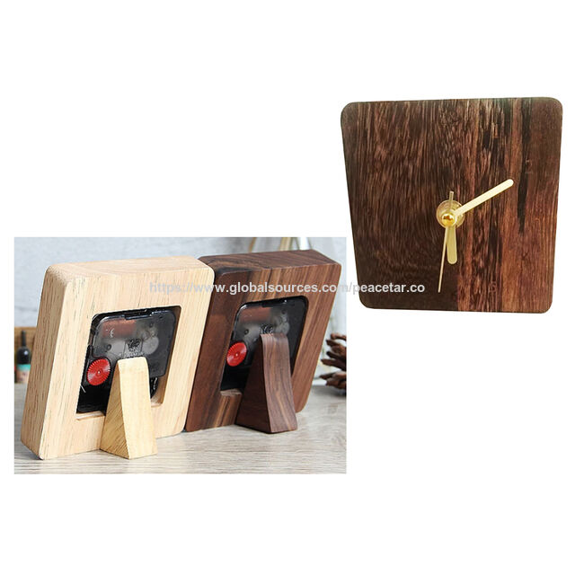 Reloj de Escritorio Cuadrado con Carcasa de Madera de Caucho. Funciona con 1 pila AA. Ideal para oficinas y regalos corporativos.