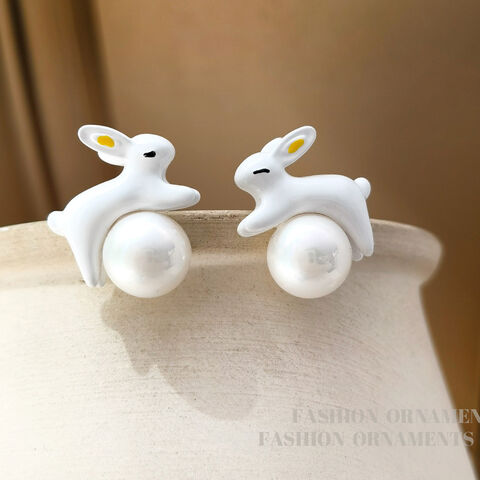 Niedliche, minimalistische Ohrstecker mit weißem Kaninchen und Perlen – Originaldesign für Damen, Großhandel for sale at factory direct price
