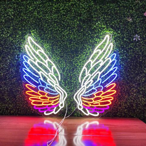 Hermosas alas de ángel con luz de neón LED en la pared del dormitorio