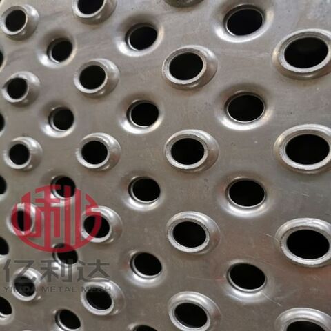 Chapa metálica perforada de aluminio - China Cerca, Diseño de rejilla de  Hierro de Puerta