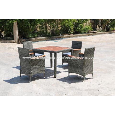 Ensemble de salle à manger pour patio extérieur Besto1 + 4 en osier et bois, chaises avec accoudoirs incurvés en bois et coussins