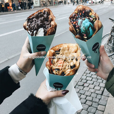 Caja de Alimentos Precio de Fábrica Maíz Huevo Bubble Waffle Embalaje de Papel Triangular Para Llevar Snack Huevo Waffles Patatas Fritas Caja de Embalaje Con Logo