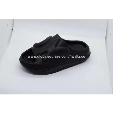 Zapatillas de hombre suaves de EVA transpirables para verano, suelas gruesas, chanclas populares para uso en el hogar, diseño moderno for sale at factory direct price