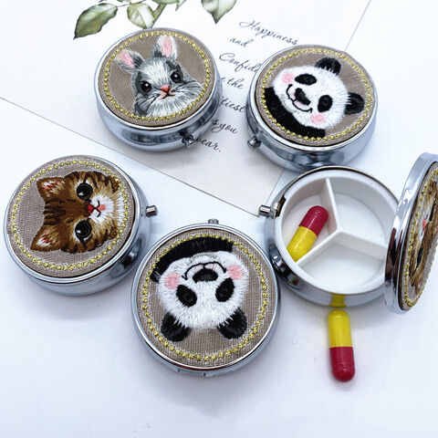 Pillendose aus Metall, Pillendose aus Metall, Pillendose mit handgestickter Applikation