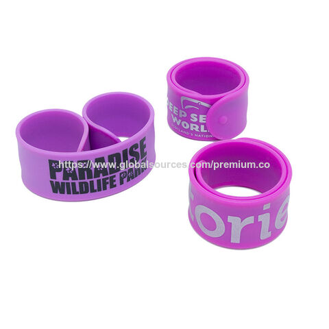 Bracelets promotionnels en silicone personnalisés à bas prix, bracelets à claquer en couleur avec logo personnalisé