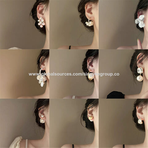 Brincos da moda com temperamento, pequenos brincos de luxo com um alto senso de design for sale at factory direct price