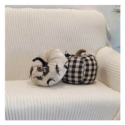 MU Fashion: Almohada decorativa de felpa con forma de calabaza a cuadros negros, venta al por mayor, diseño personalizado, para decoración del hogar for sale at factory direct price