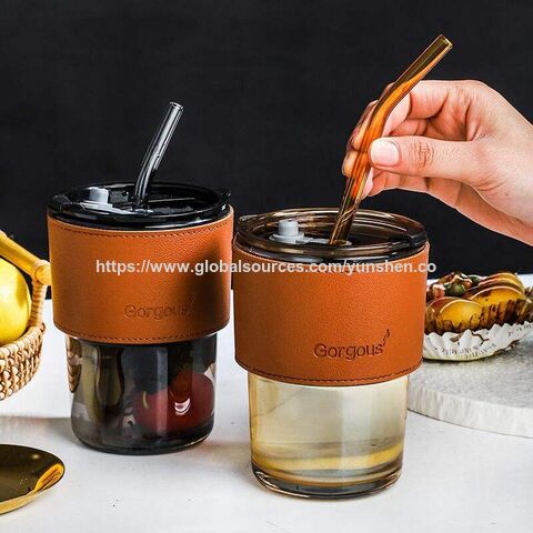 Fabrik Großhandel Kreativer, umweltfreundlicher Strohhalmbecher mit Deckel, transparente, bernsteinfarbene Tasse, tragbare Ledertasche, 450 ml, kundenspezifisches Logo