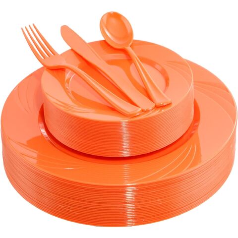 Juego de 125 Piezas de Platos de Plástico Naranja con Cubiertos Plateados - Incluye 25 Platos Llanos, 25 Platos de Postre, 25 Tenedores y 25 Cuchillos