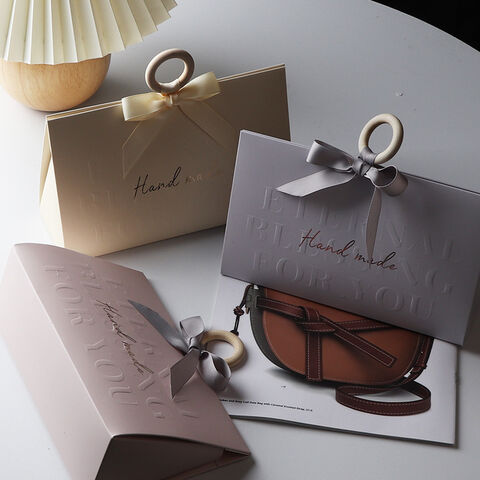 Pinke Geschenkbox mit Magnetverschluss für Geburtstagsgeschenke, inklusive Karte, Band und Füllmaterial aus Papier. for sale at factory direct price