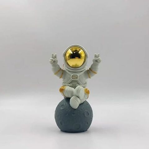 Astronauten-Figur, Weltraumfahrer-Statue, Dekofiguren für Zuhause, Regaldekoration, Schreibtischdeko, niedliche Weltraum-Ornamentfigur (Gold/Weiß) for sale at factory direct price
