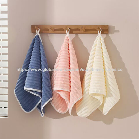 Serviette en velours corail à petite rayure Candy, épaisse, douce et absorbante, grande serviette de bain en velours corail difficile à perdre - Vente en gros for sale at factory direct price