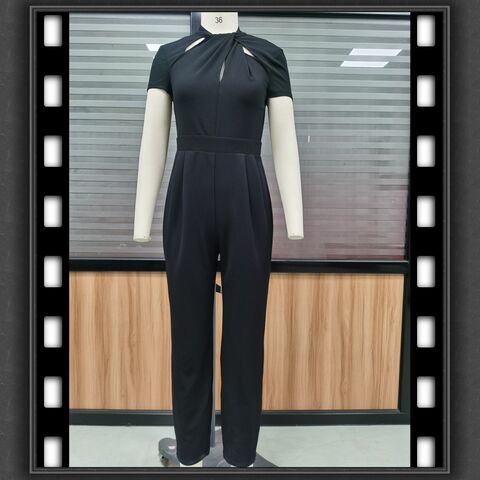 OEM Macacão curto feminino de poliéster com mangas curtas, design especial e moderno com gola torcida e aberturas, com cinto do mesmo tecido for sale at factory direct price