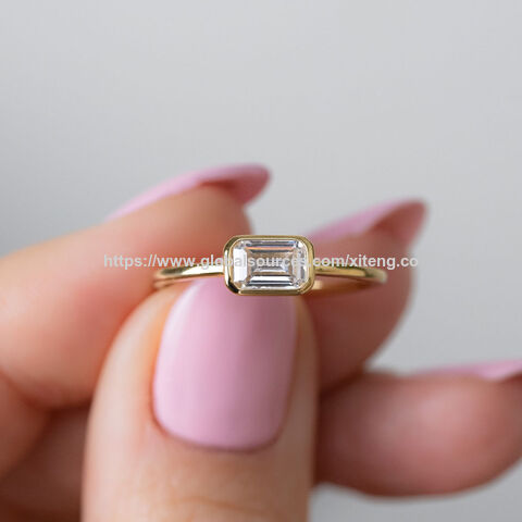 Bague Rectangulaire avec Serti Lunette en Gros avec Faible MOQ, Bague de Fiançailles Taille Émeraude, Cadeau pour Elle, Personnalisation OEM/ODM