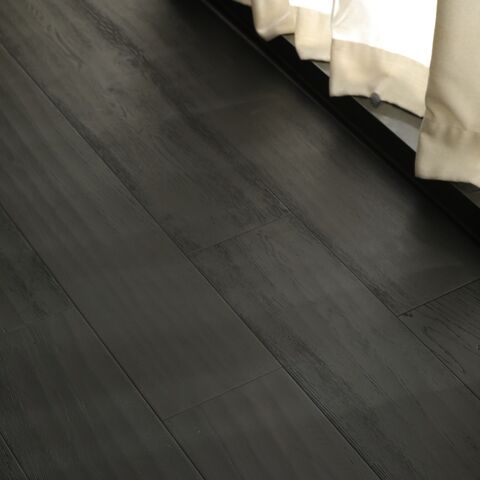 Parquet contrecollé en chêne européen, couleur foncée antique personnalisée, pour sublimer votre intérieur.