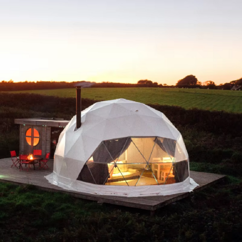 Tienda de cúpula geodésica de lujo para glamping al aire libre en invierno con aislamiento y chimenea