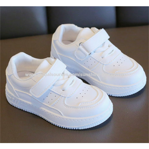 Chaussures blanches pour enfants, nouvelle collection printemps-automne 2025, chaussures de sport décontractées pour garçons et filles, chaussures en cuir à semelle souple pour bébés. for sale at factory direct price