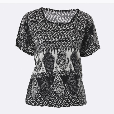 Chemisiers à manches courtes CynoLux OEM à prix économique pour femmes, imprimé bordure en viscose, col rond avec garnitures en crochet, blouse à bas élastiqué. for sale at factory direct price