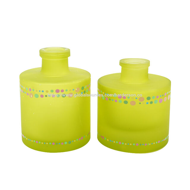 Venta al por mayor de frascos difusores de aroma de vidrio esmerilado Harderson de 110 ml y 150 ml con color personalizado for sale at factory direct price