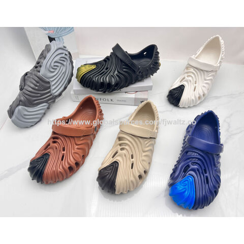Sandalias para hombre, verano, uso exterior, antideslizantes, resistentes al desgaste, suela blanda, tendencia de personalidad, playa, zapatillas tipo cueva for sale at factory direct price