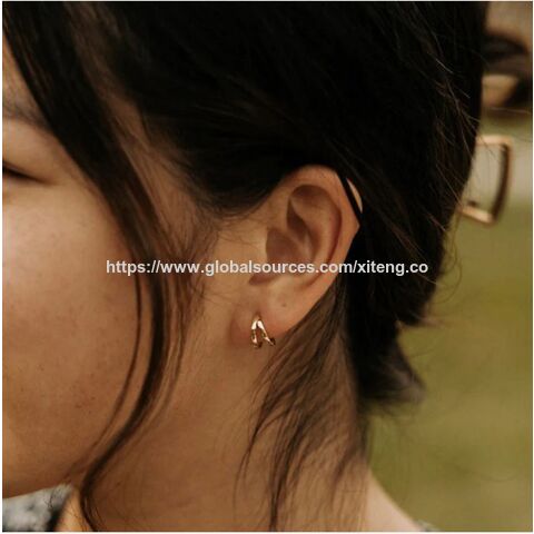 Boucles d'oreilles créoles doubles C plaquées or de bijoux de mode en gros à faible MOQ, boucles d'oreilles simples pour femmes, personnalisation OEM/ODM for sale at factory direct price