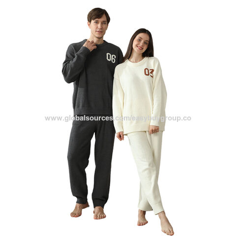 Pijamas para parejas de forro polar: Ropa de estar en casa para parejas disponible en estilos de jersey y cárdigan. Múltiples colores para elegir. Conjunto de felpa.