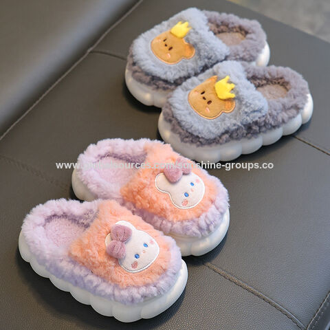 Sandal katun musim dingin anak-anak untuk anak laki-laki dan perempuan hangat dan anti selip mewah tumit orang tua-anak sandal katun berbulu bayi.